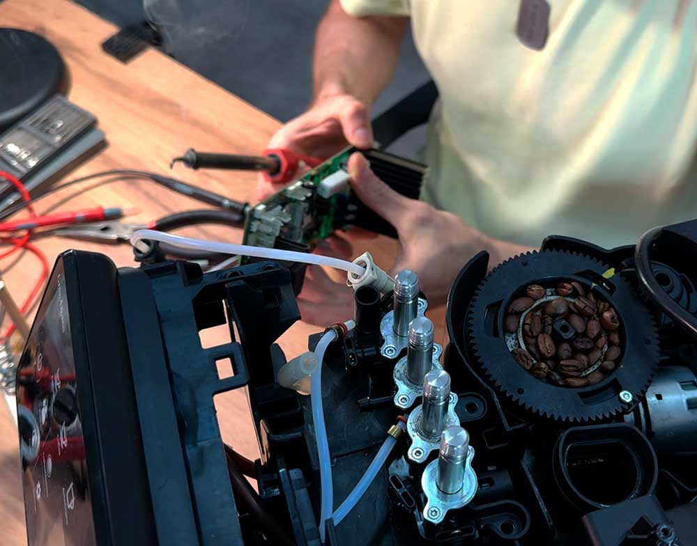 Ремонт кофемашин - мастер за работой