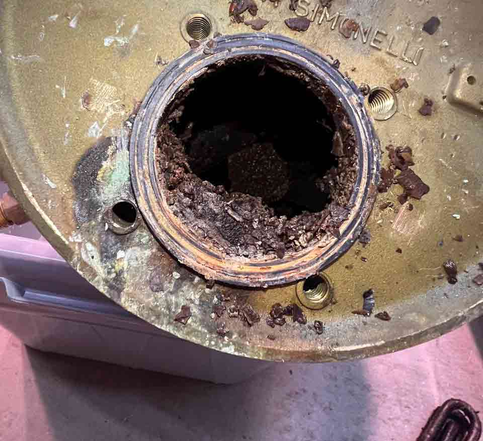 Накипь в термоблоке кофемашины Bosch — толстый слой накипи покрывает нагревательный элемент (ТЭН), препятствуя передаче тепла к воде