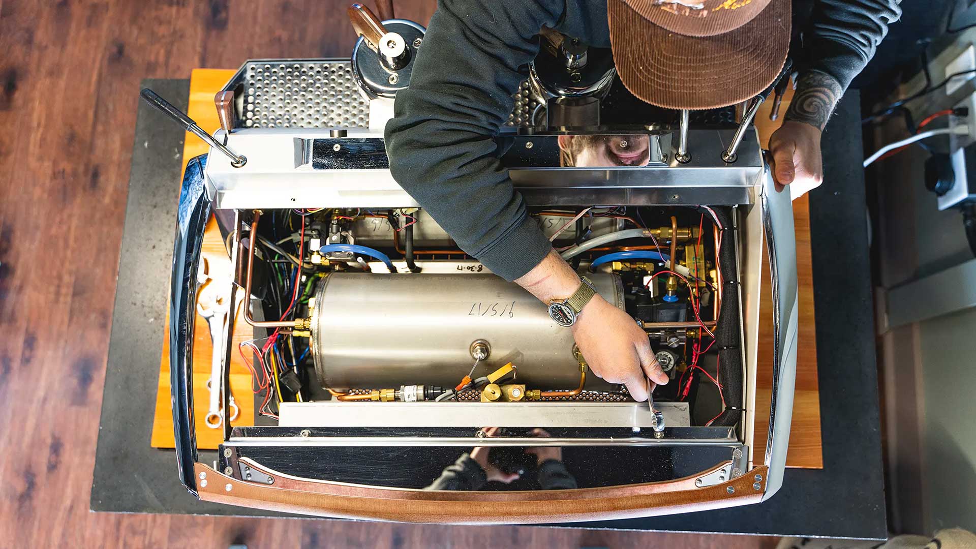 Проверка ТЭНа кофемашины мультиметром — мастер измеряет сопротивление нагревательного элемента для диагностики поломки